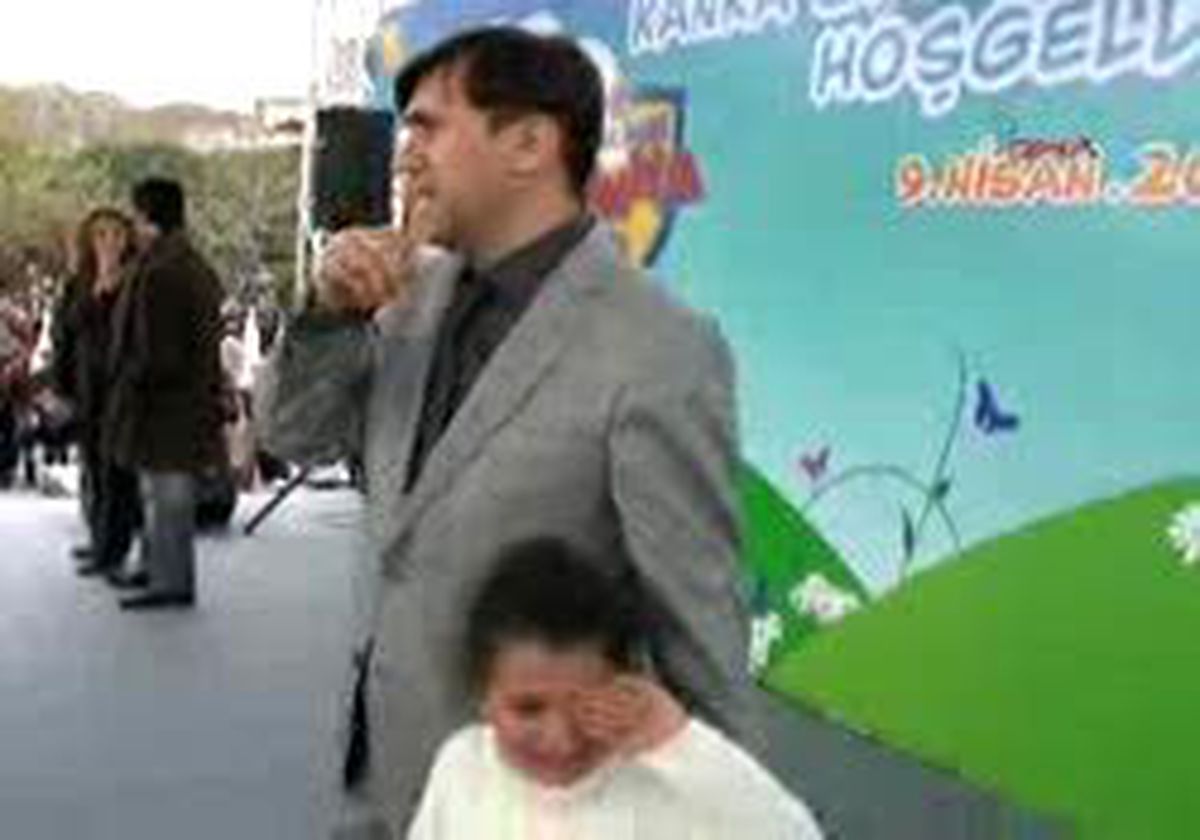 Polisten Çocuklara Taş Atma Uçurtma Uçur Sloganı