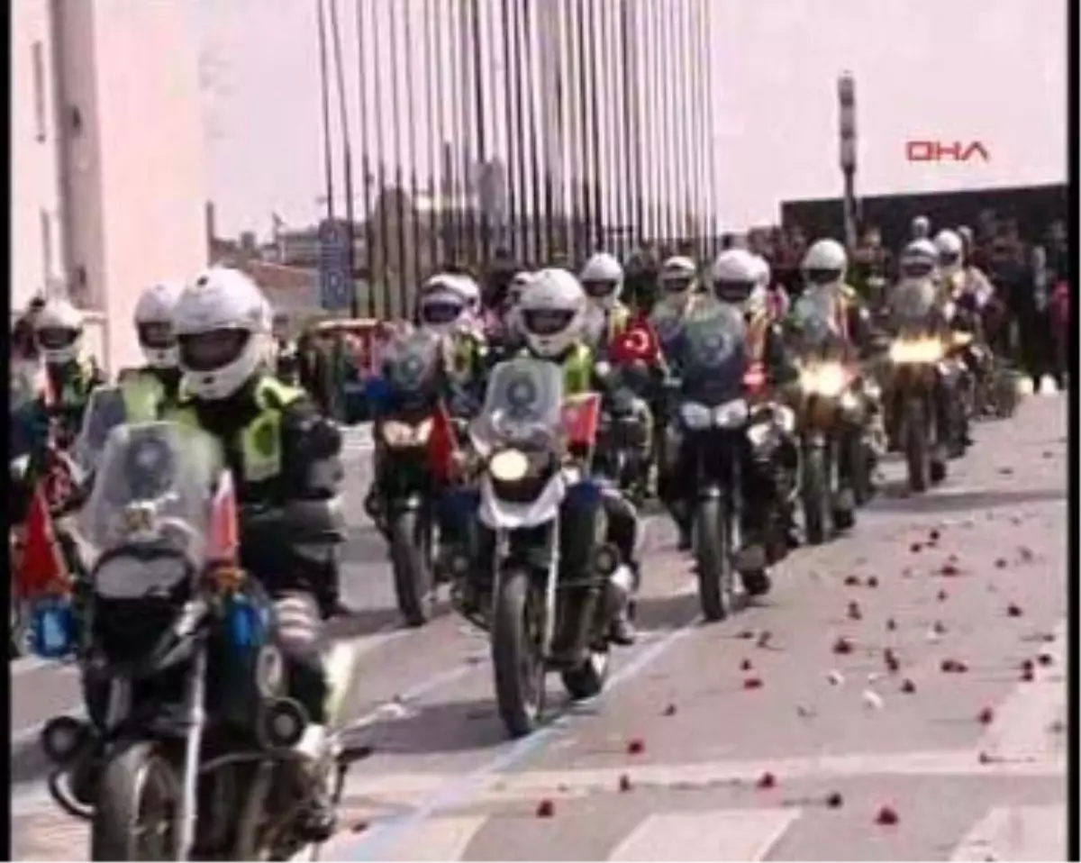 Polisten Taksim\'de Gövde Gösterisi