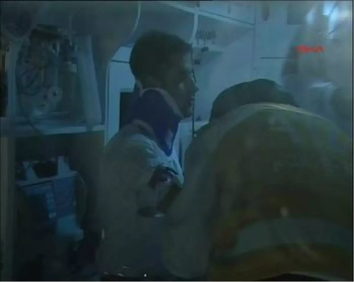 Otomobilin Tavanını Keserek Kurtardılar