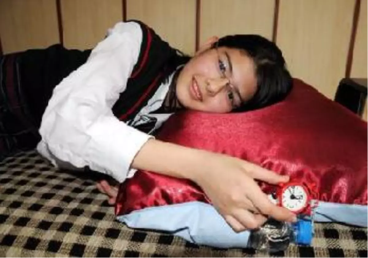 Boyun Fıtığı Olan Babası İçin \'Konforlu Yastık\' Tasarlandı