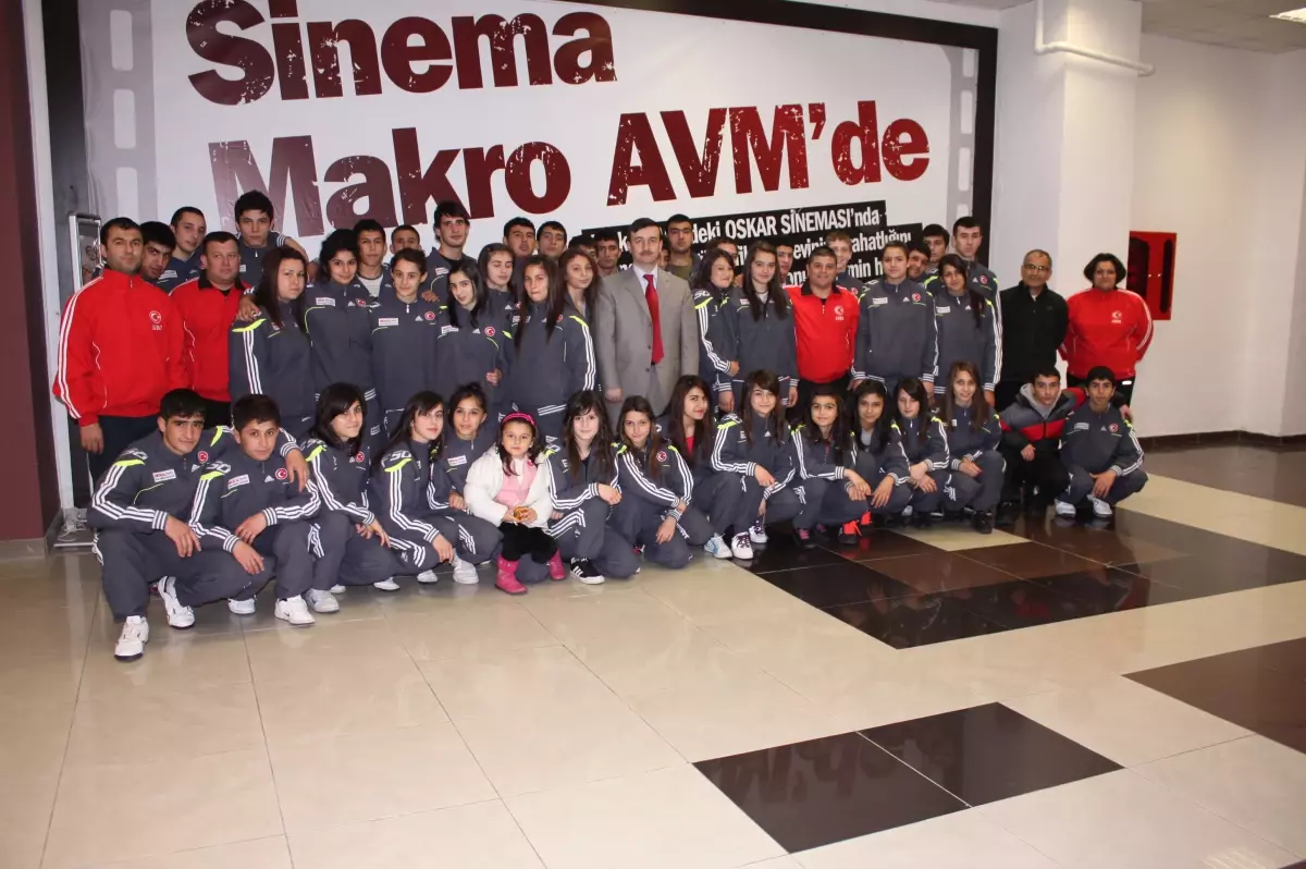 Makro Market Oscar Sinemasından Milli Takıma Sinema Dopingi