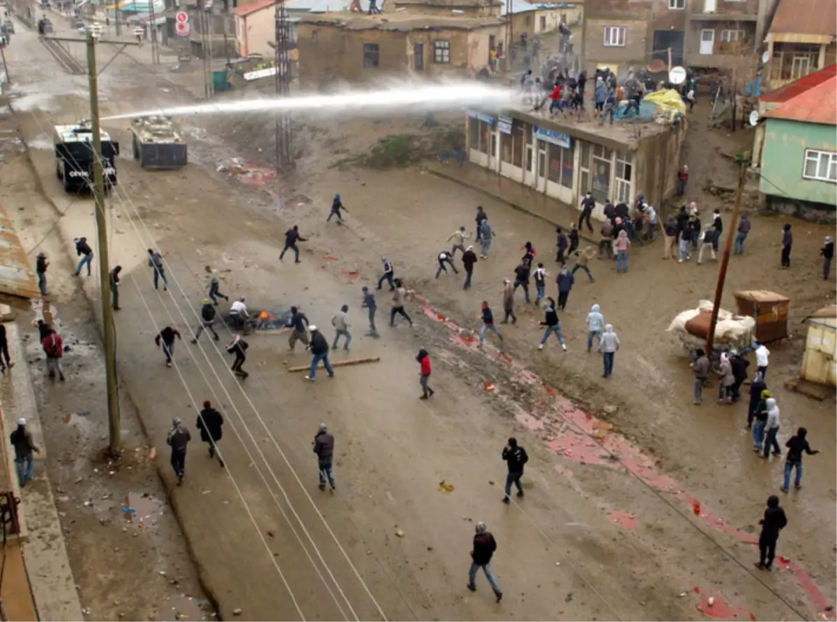 Yüksekova\'da Polise Taşlı Saldırı