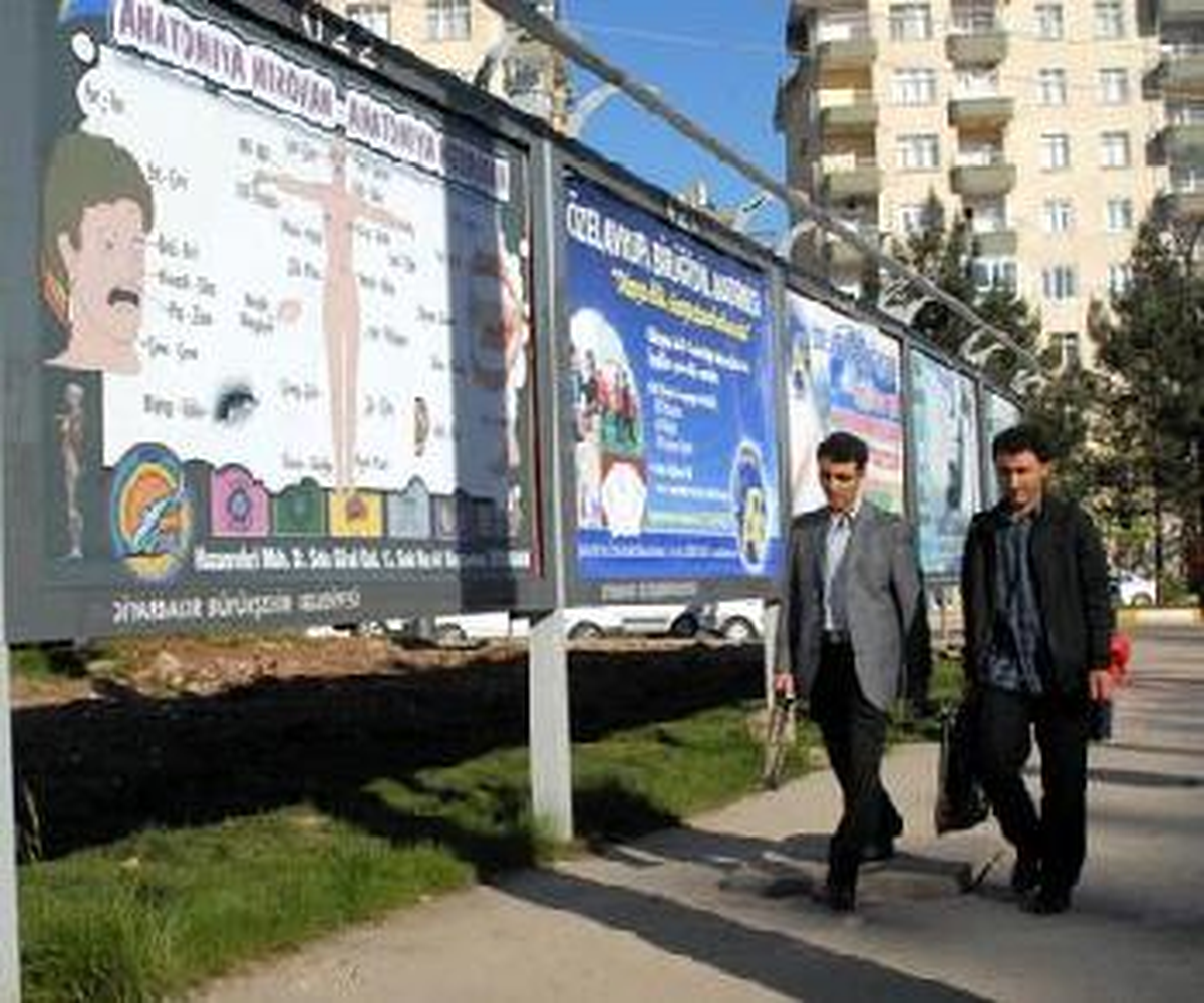 Diyarbakır'da Kürtçe ve Zazaca Anatomi Tabelası