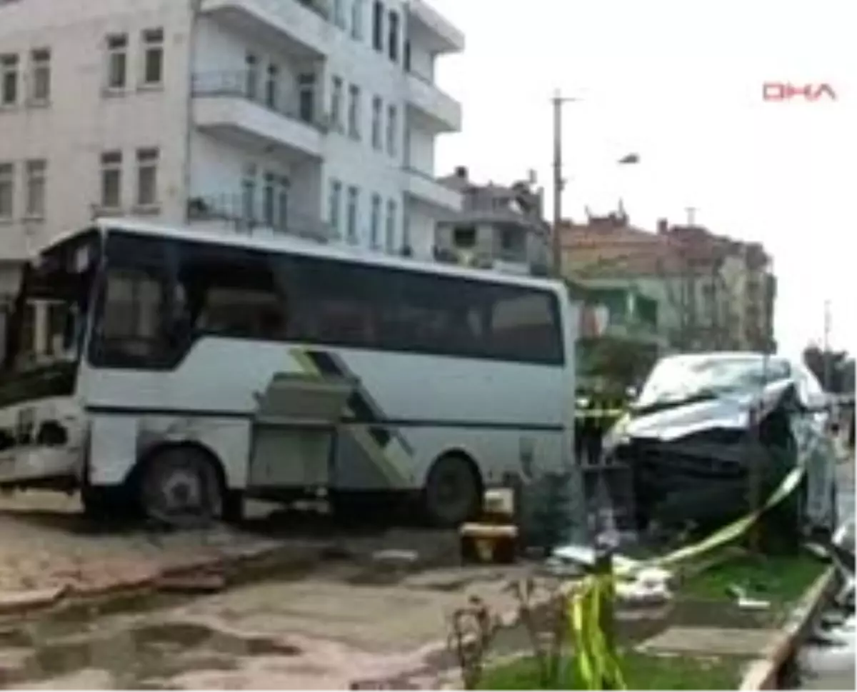 Okul Servisi Minibüsle Çarpıştı: 21 Yaralı