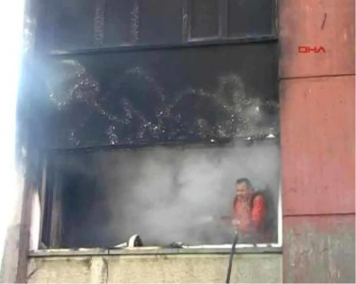 Apartmanda Korkutan Yangın: 13 Kişi Dumandan Zehirlendi