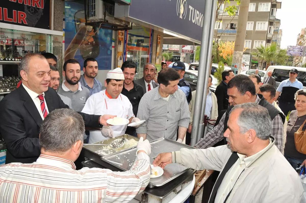 Başkan Ergün, Esnafla Birlikte Pilav Dağıttı