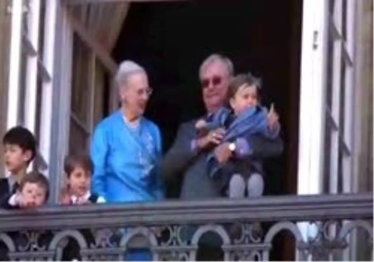 Prens Henrık Az Kalsın Kraliçe?Nin Doğum Gününü Berbat Ediyo