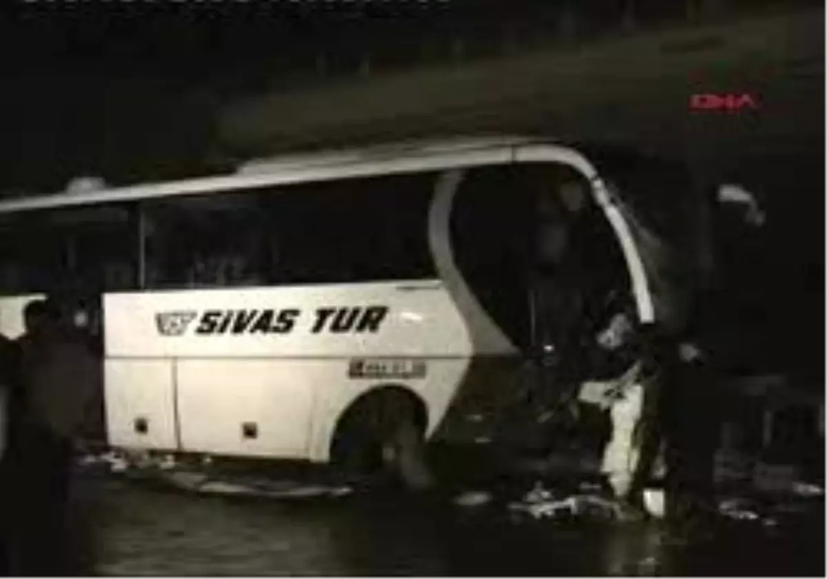 Eskişehir - Lise Öğrencilerini Taşıyan Otobüs Köprüden Yuvar