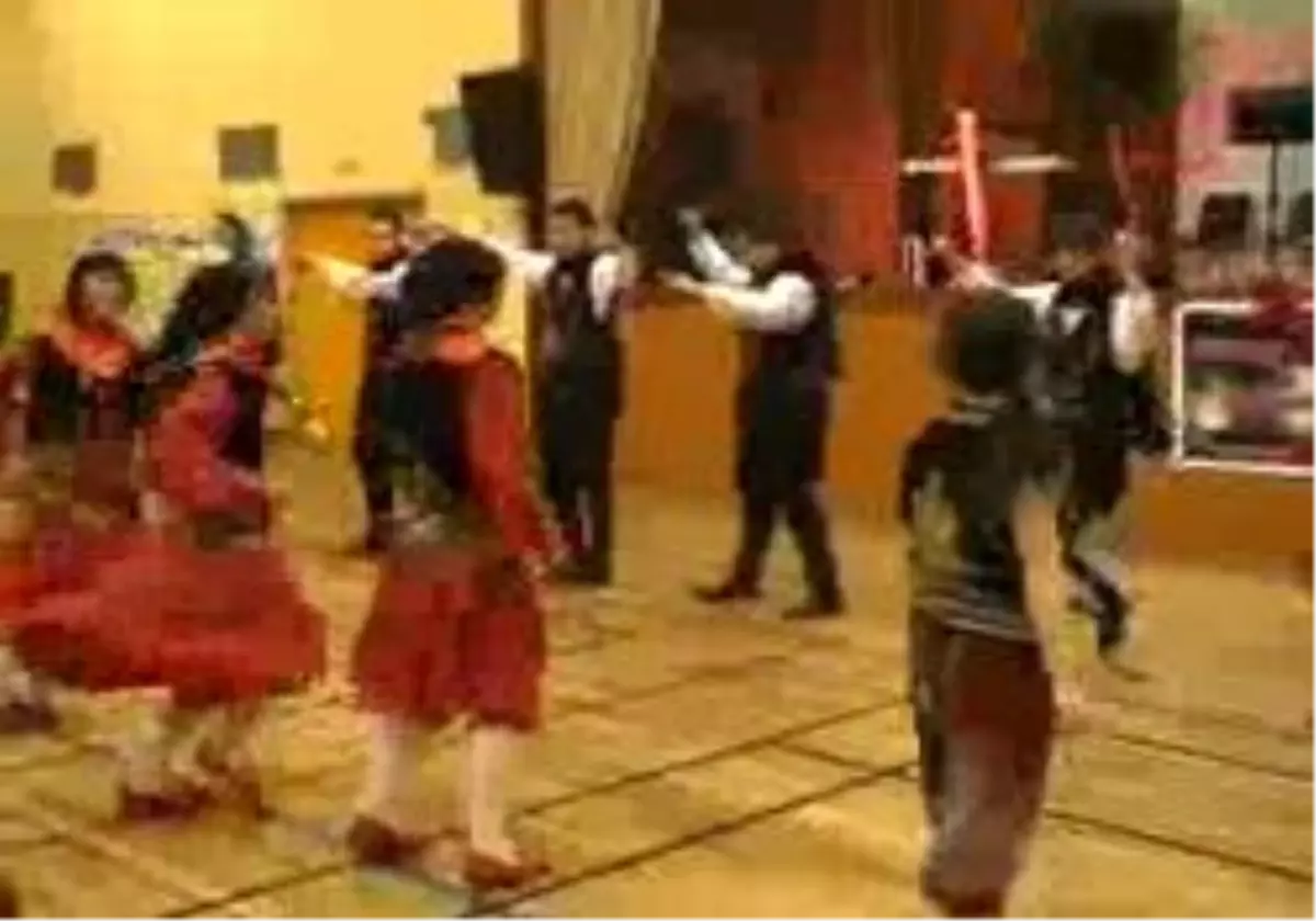 Fransa\'da Horon\'da Bizim Uşaklar