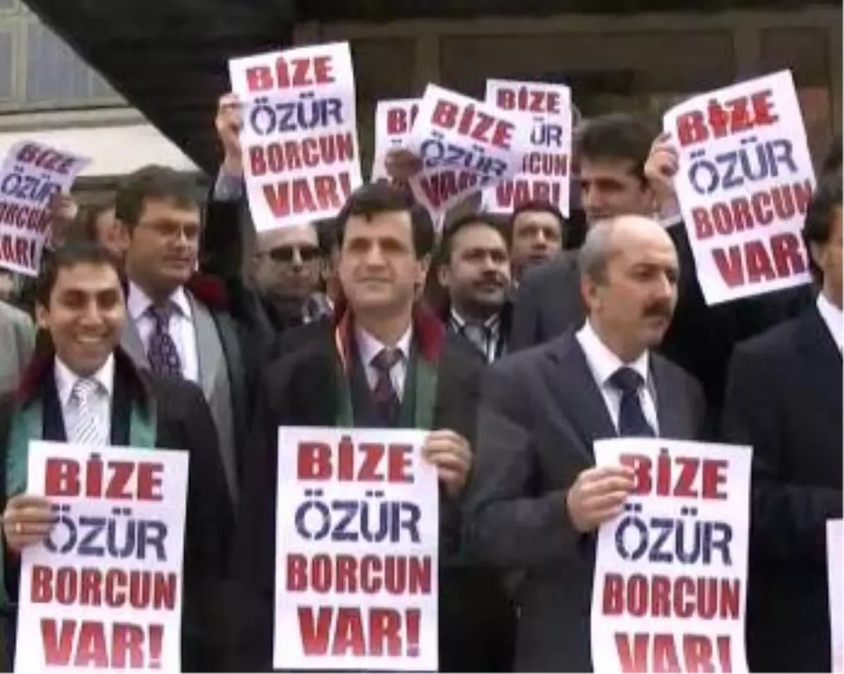 Kadir Özbek\'e Ödüle Protesto