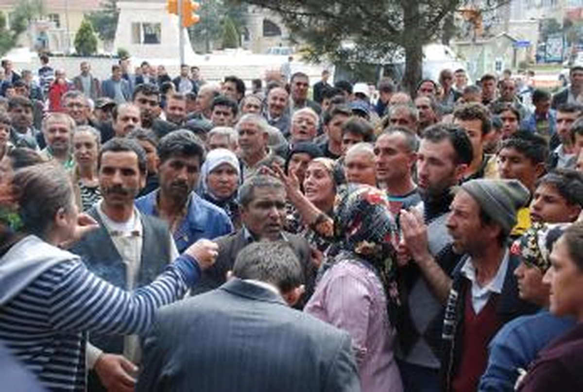 Romanlar Ak Partili Belediyeyi Basıp Eylem Yaptı