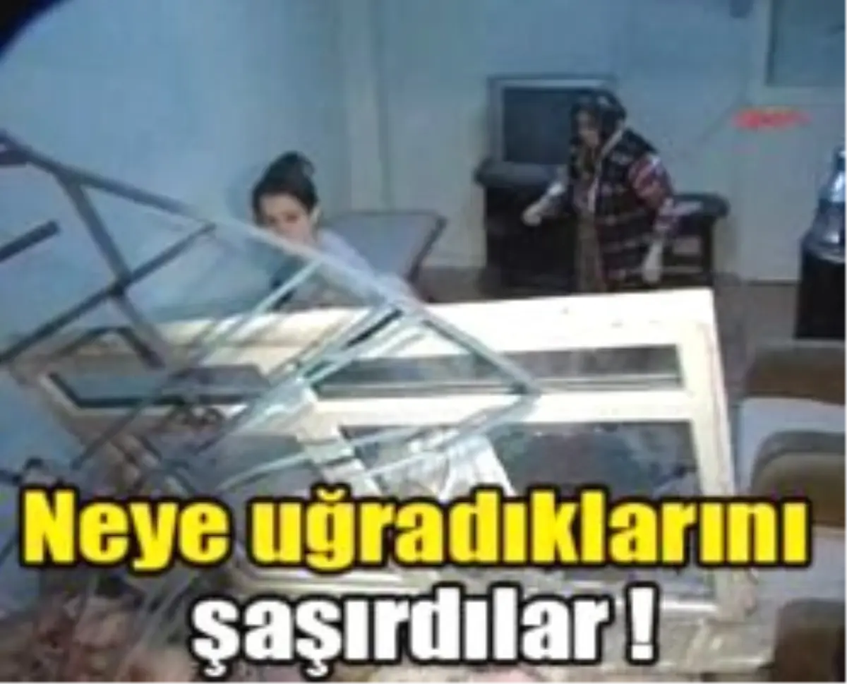 Otomobil Yatak Odasına Daldı