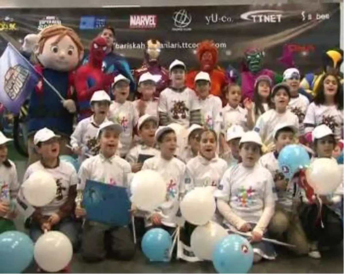 Çizgi Kahramanlar Atatürk Havalimanı\'nda