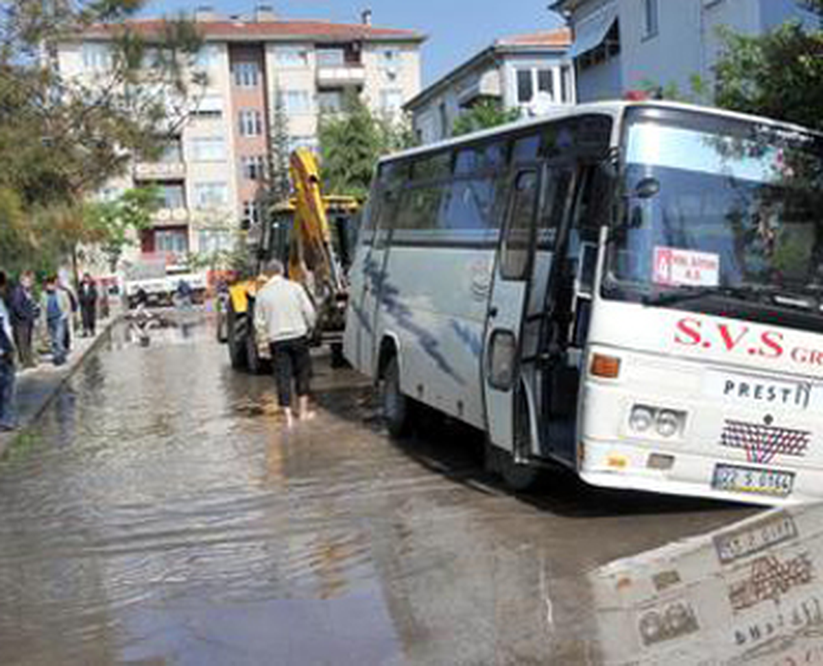 Edirne'de Engelli Öğrenci Servis Minibüsü Çukura Düştü
