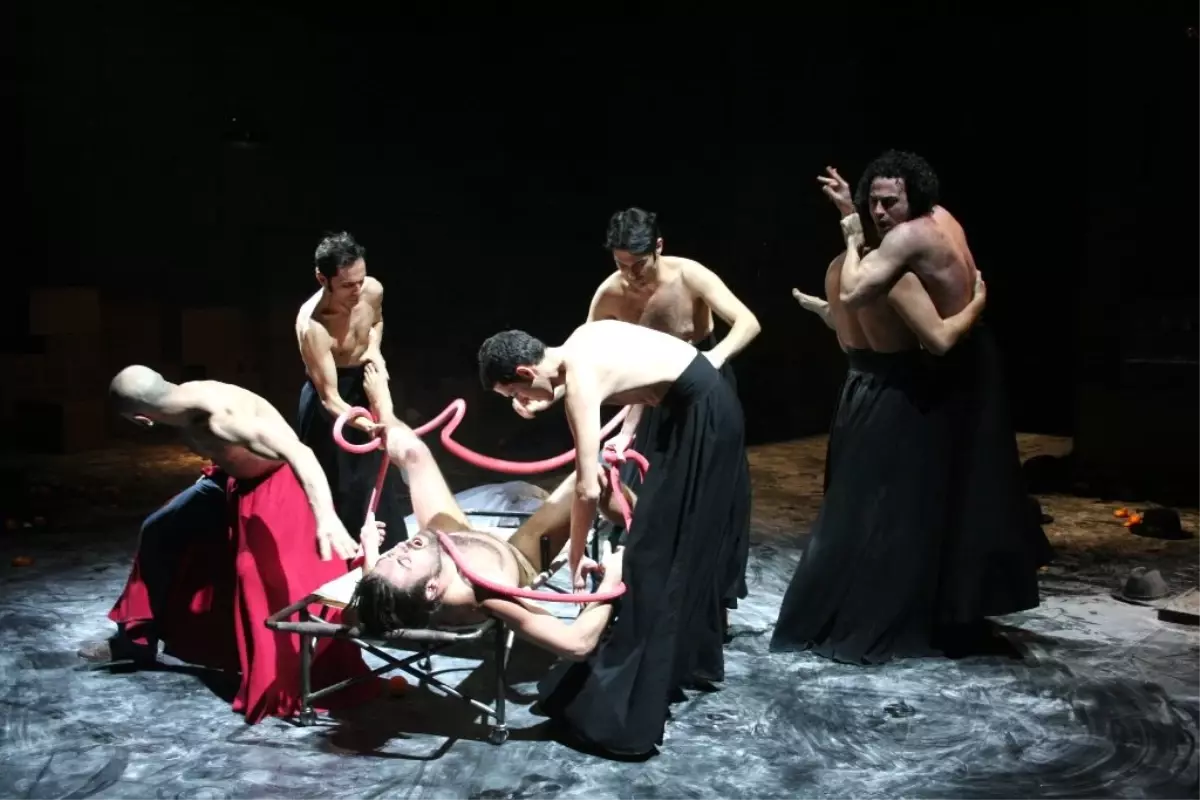 İBB Şehir Tiyatroları Nisan Ayında Yeniden "Bakhalar" Diyor!
