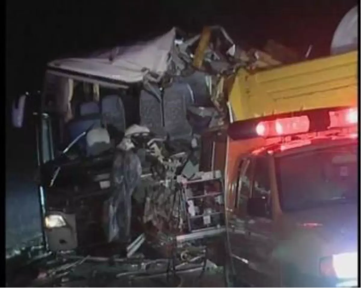 Trafik Kazası: 1 Ölü, 15 Yaralı