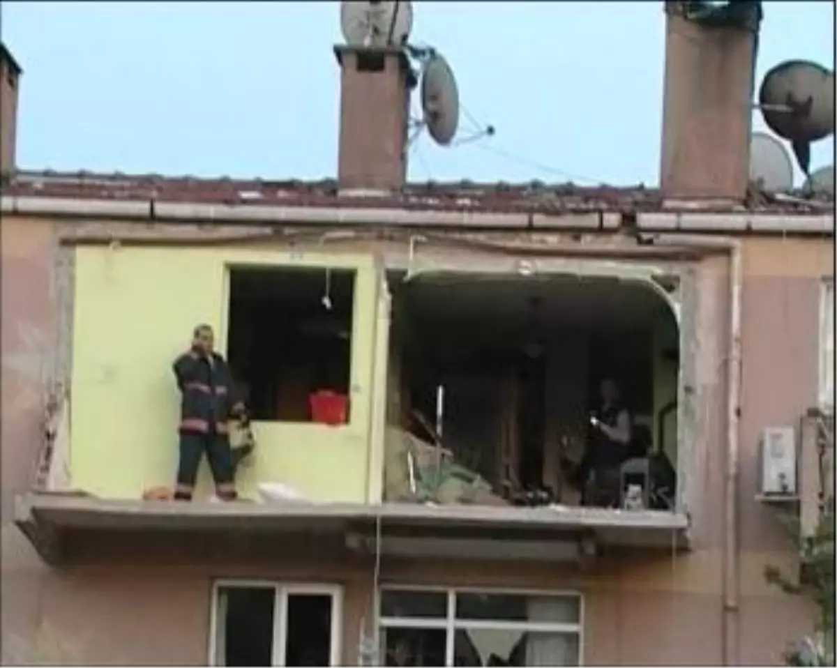 Göngören\'de Doğalgaz Patlaması: Ev Savaş Alanına Döndü