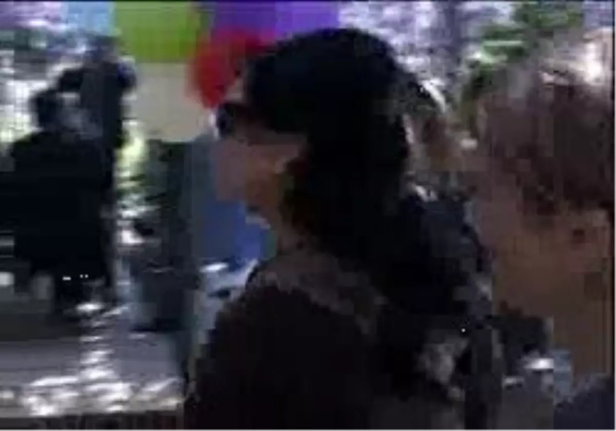 Türkan Şoray, Esirgeme Kurumunda Çocuklara Lego Dağıttı