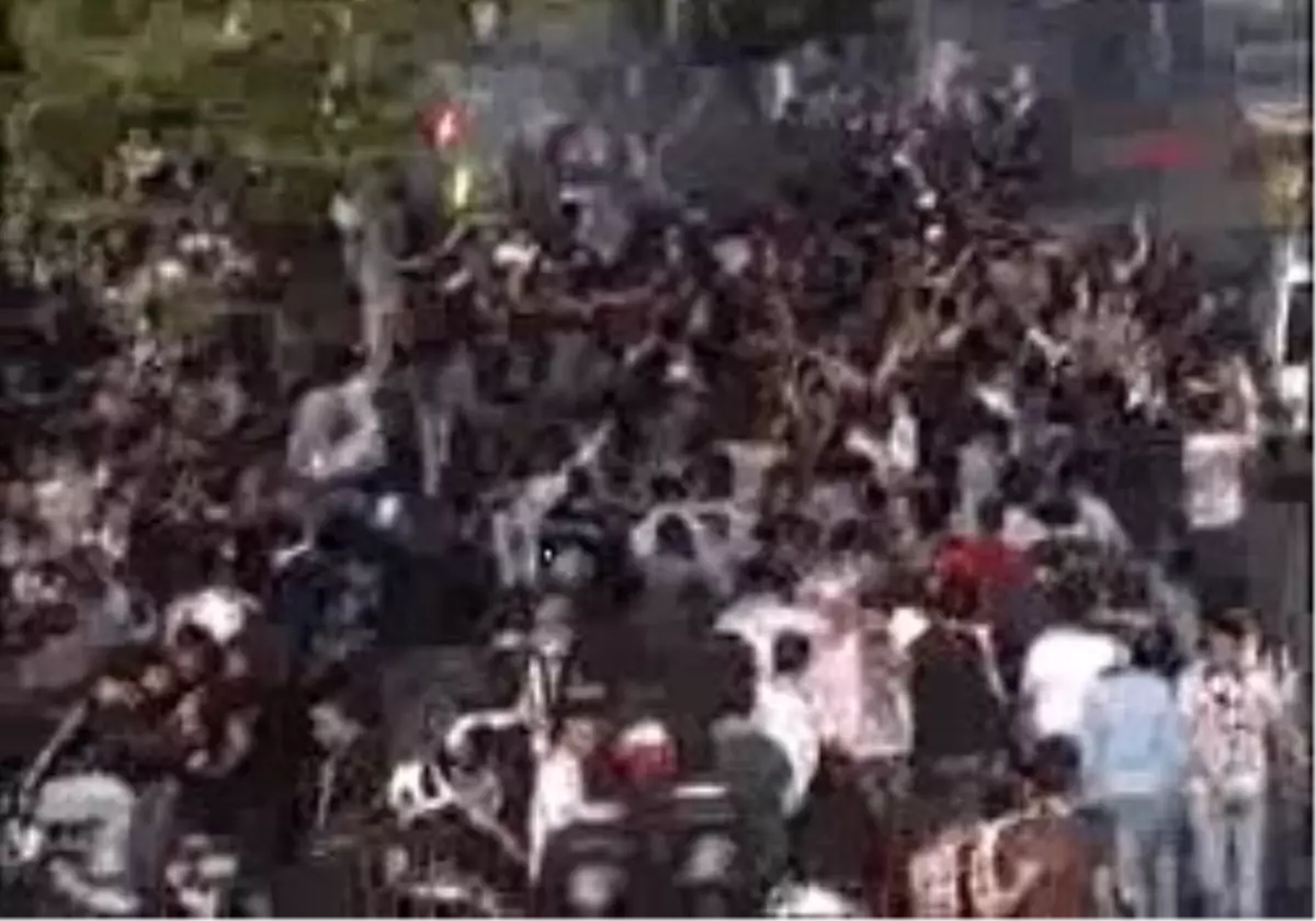 Beşiktaş Taraftarından Takımlarına Meşaleli Moral