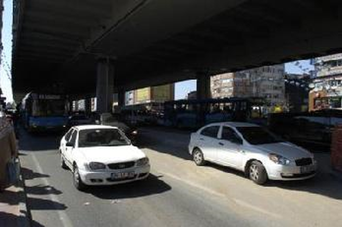 Yol Yapımında Çalışan İşçiye Otomobil Çarptı