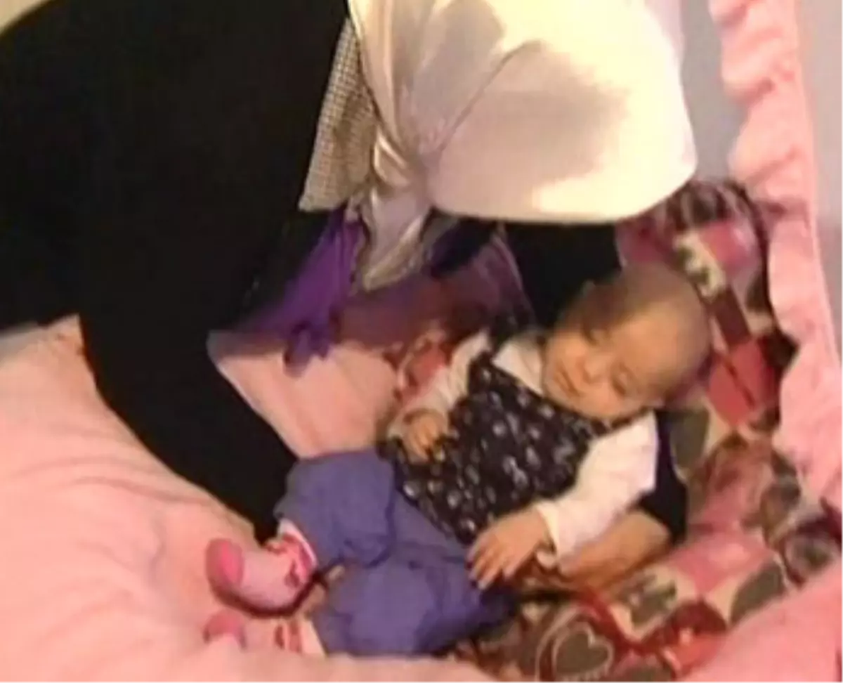 Kusan Türk Bebek Azra\'nın Parmağını Kestiler