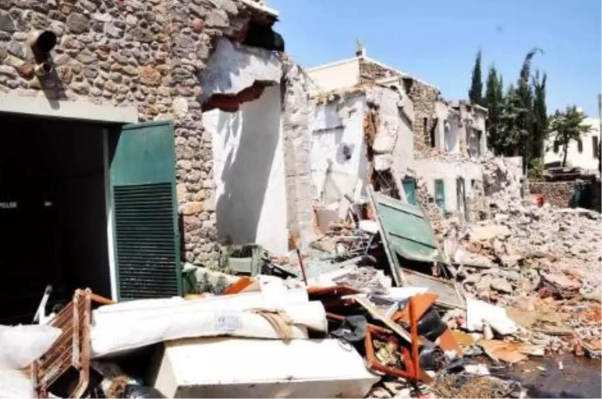 Ünlülerin Sitesinde Yıkım