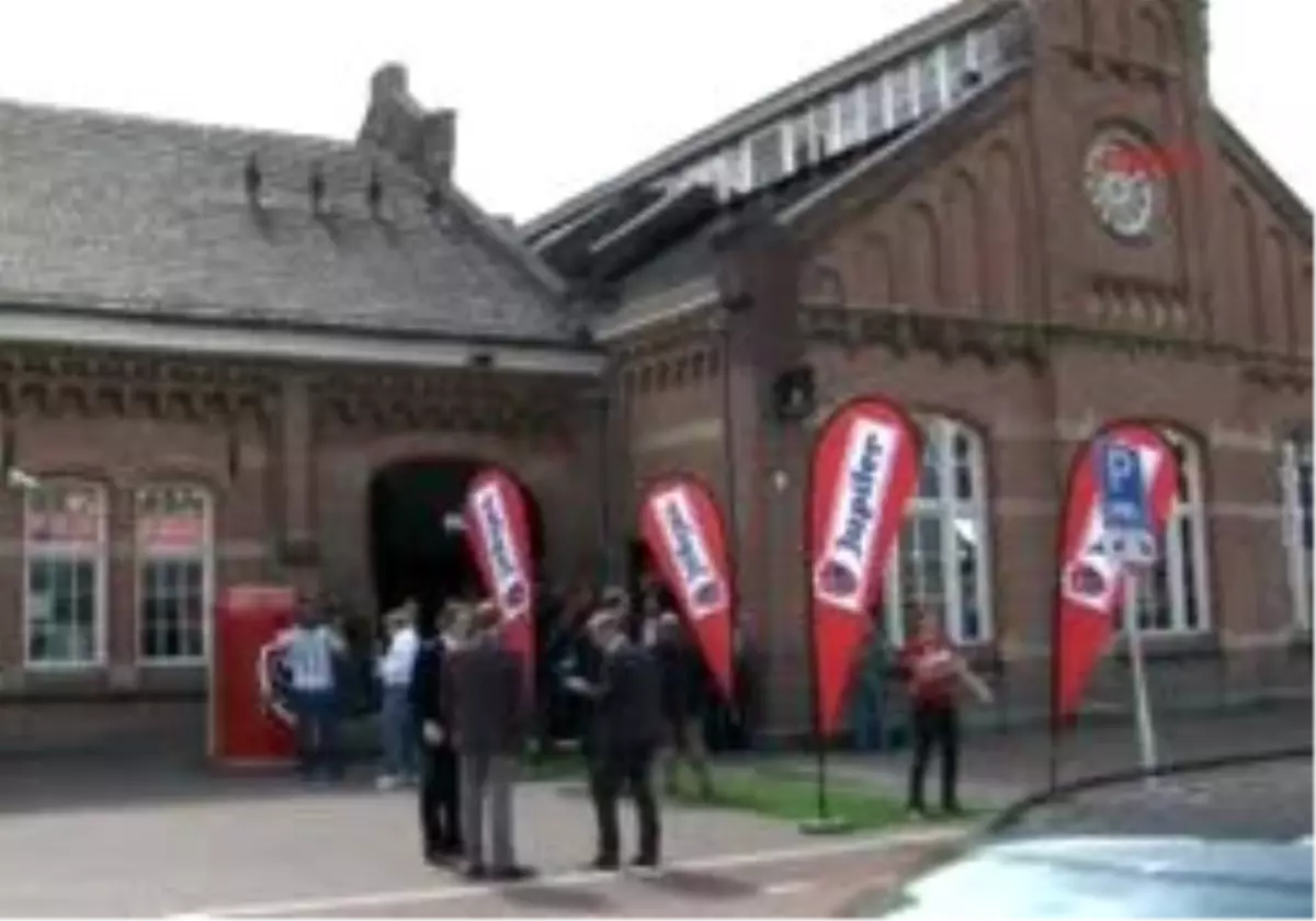 Çolak Cim Bom\'a Göz Kırptı