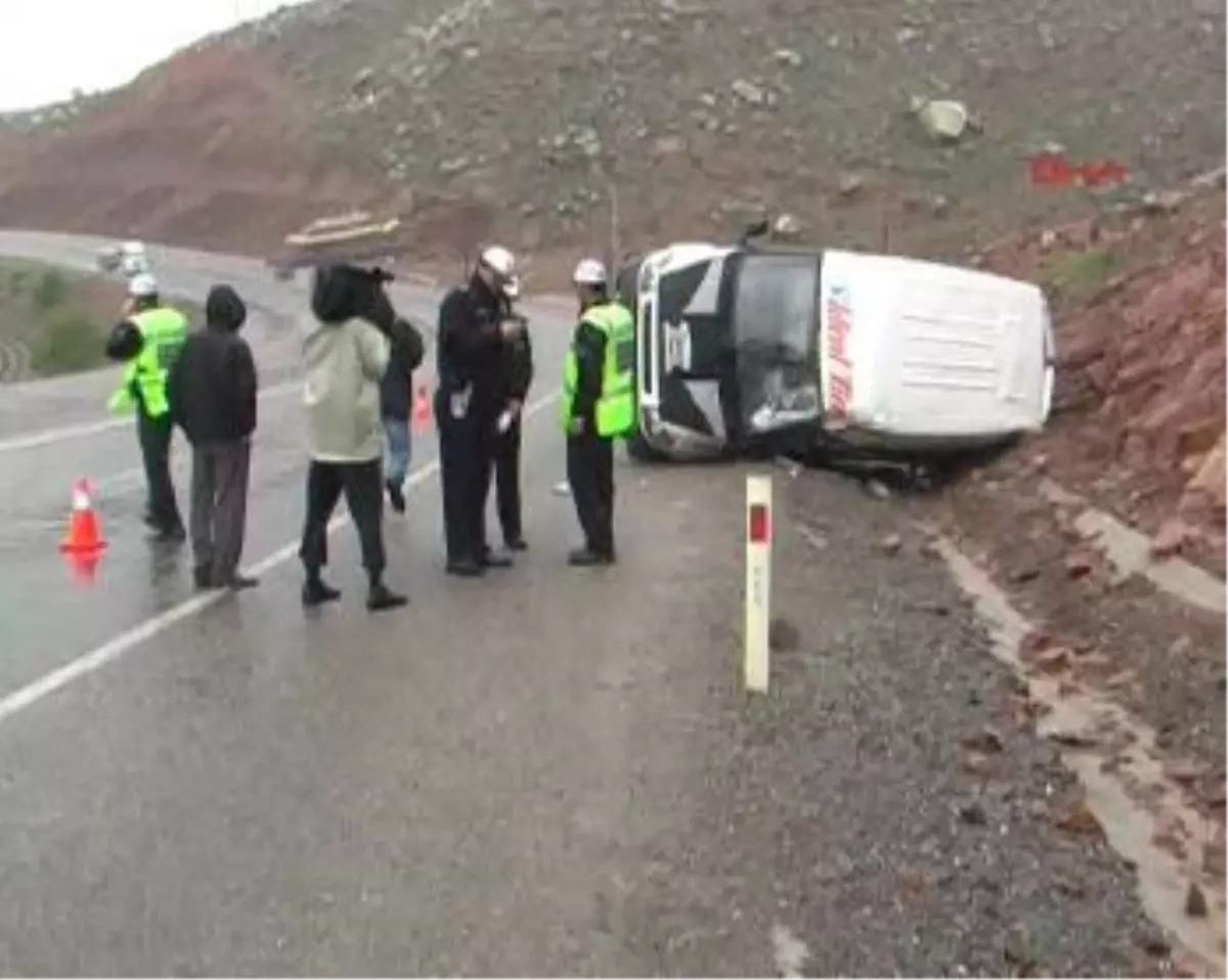 Sivas\'ta Öğrenci Servisi Devrildi: 11\'i Öğrenci 12 Yaralı