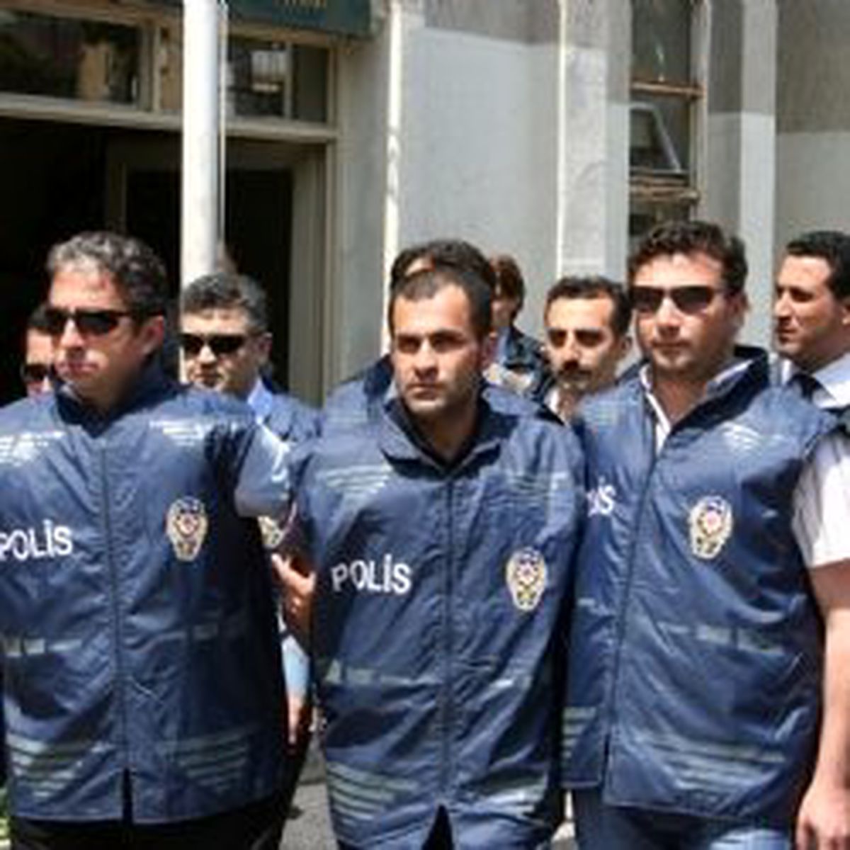 Bir Genç Kız da Yaralı Kurtulmuş!