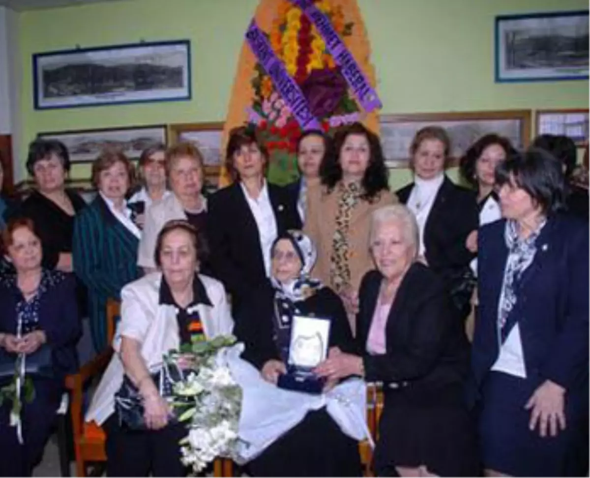 Haberal\'ın Annesi Yılın Annesi Seçildi