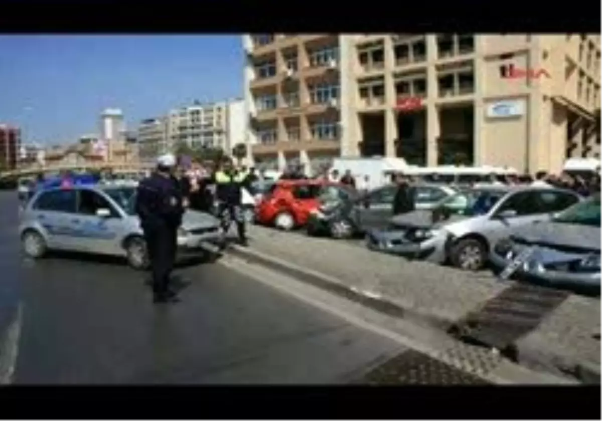 İzmir - Foto//Çarpışan 2 Otomobil Otoparka Girdi: 9 Araç Has