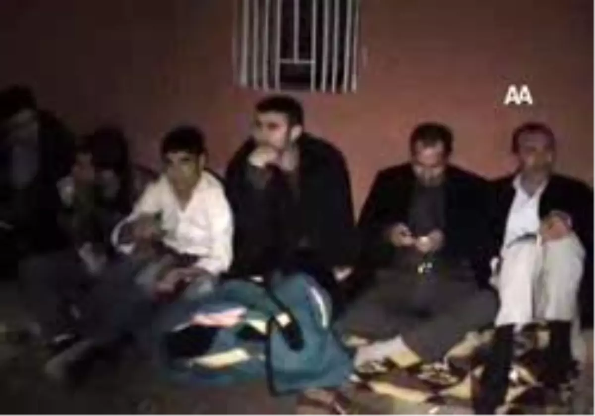 Biletler Için Geceden Sıraya Girdiler