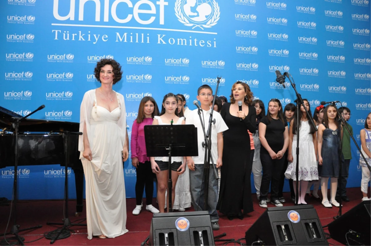 Anjelika Akbar - Geleneksel UNICEF Balosu Yapıldı

