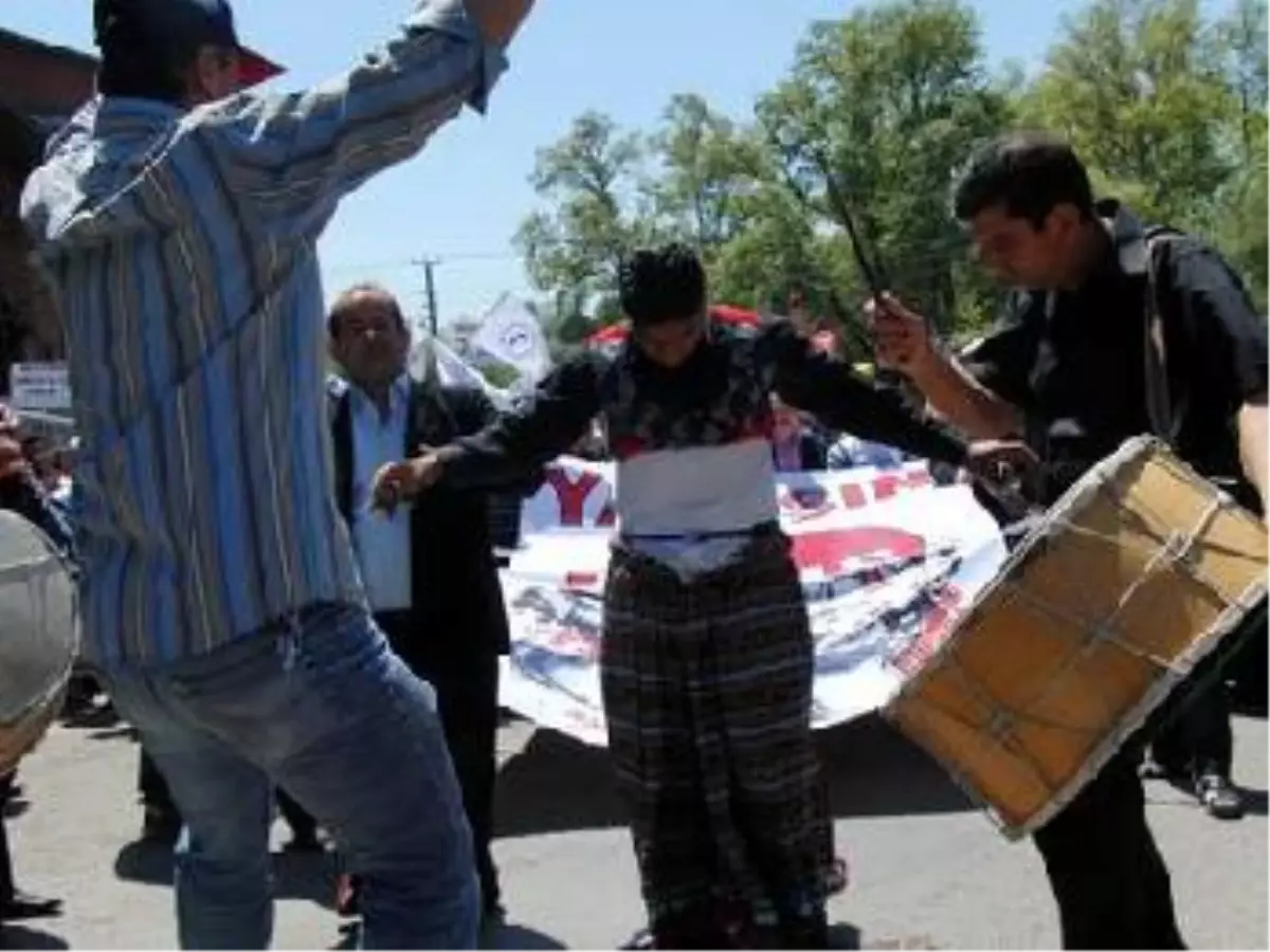 Bartın\'da Davullu Zurnalı Köçekli 1 Mayıs Kutlaması