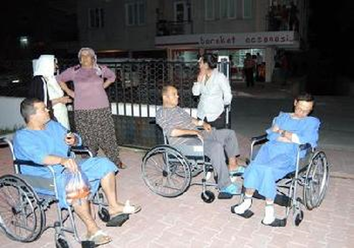 Antalya\'daki Hastanede Çıkan Yangın Nedeniyle Hastalar Tahliye Edildi