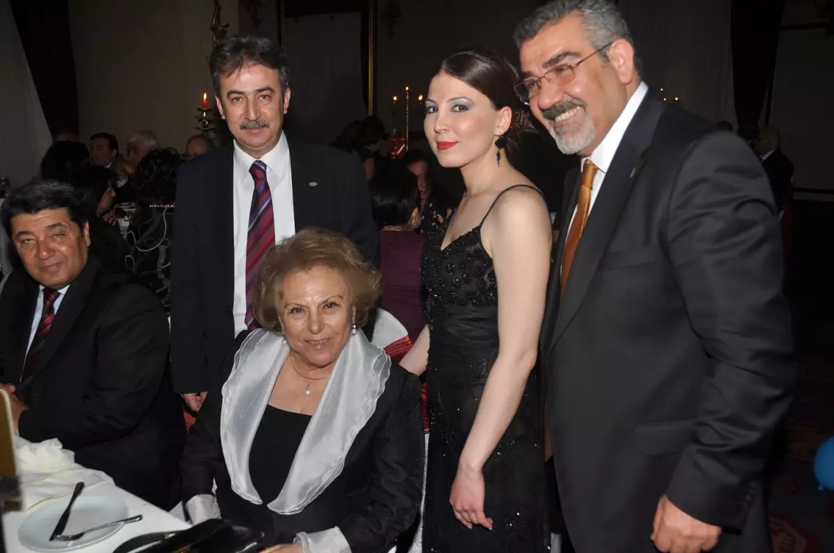 Kolej Mezunlarını Ünlü Sanatçı Tuğba Coşturdu

