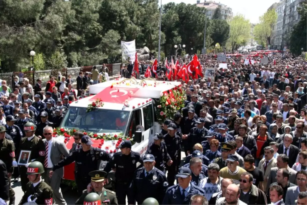 Şehidi Binlerce Kişi Uğurladı