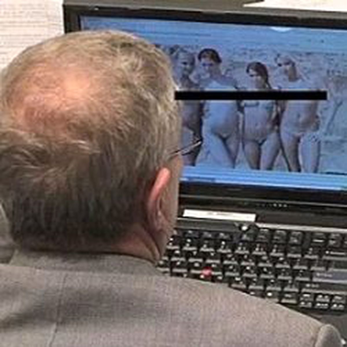 Pornografi İzlerken Yakalandı