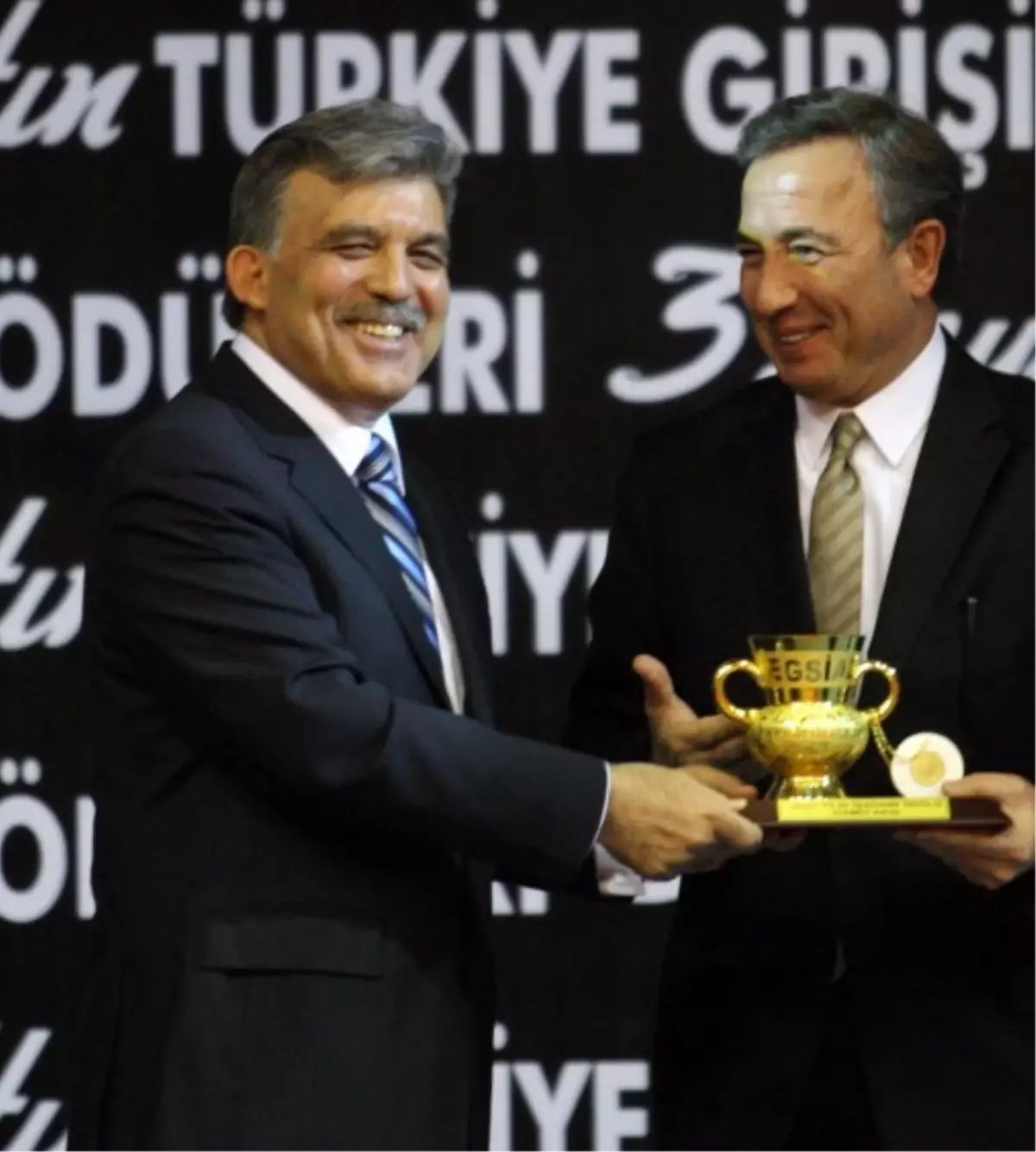 Gül\'e "Dünya Barış Girişimcisi Ödülü"