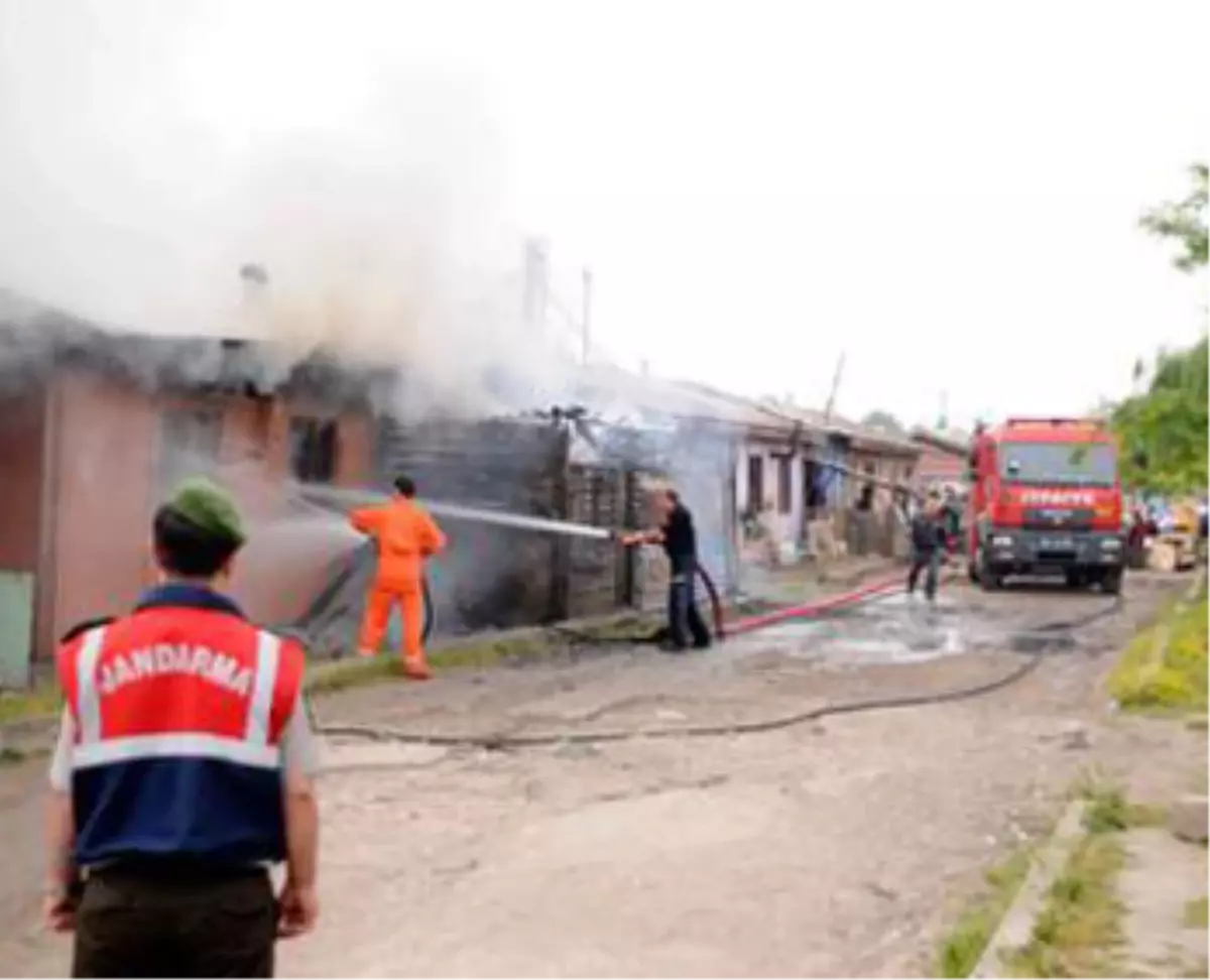 Romanların Kavgasında Bu Kez Prefabrik Evler Ateşe Verildi