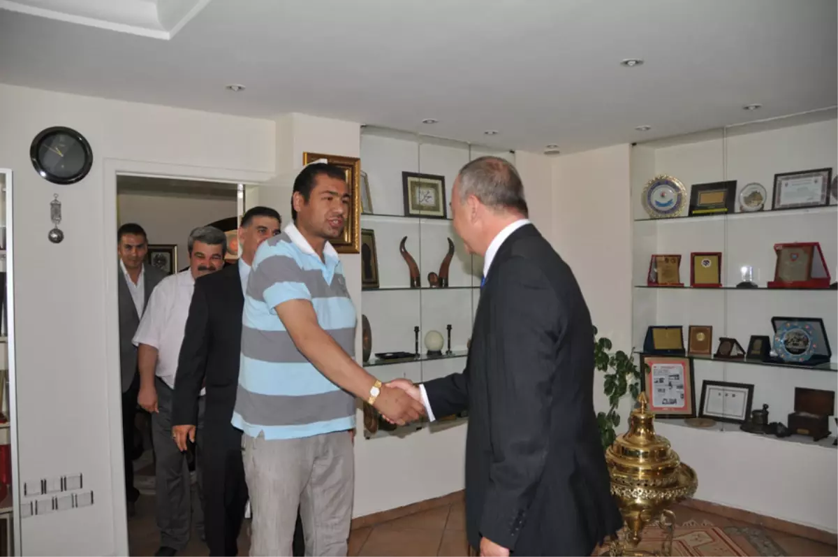 Başkan Ergün, Şampiyon Boksör Sinan Şamil Sam’ı Ağırladı 
 
