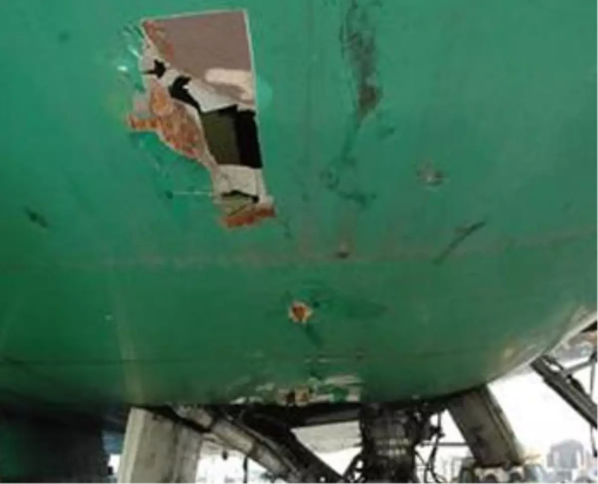 Çin Kargo Uçağının Gövdesi Yırtıldı