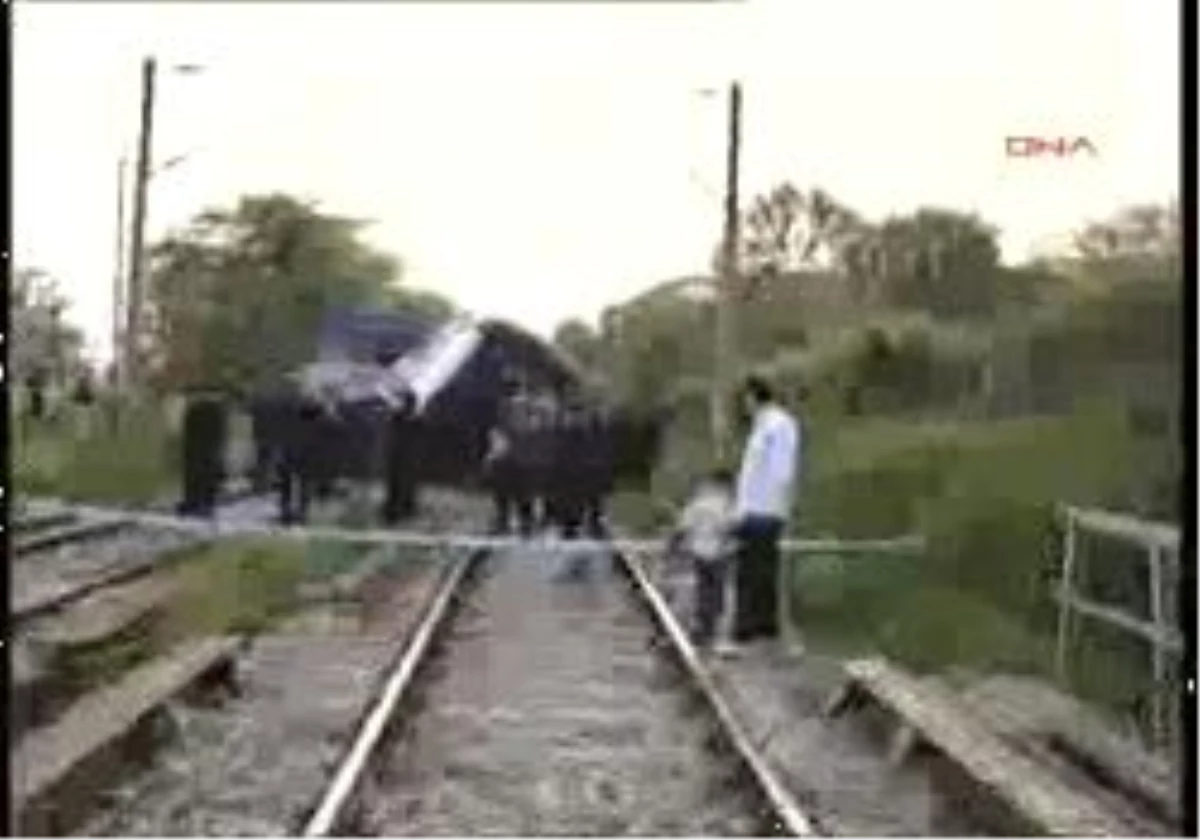 Kocaeli - 1//İzmit\'Te İki Yolcu Treni Çarpıştı: 32 Yaralı