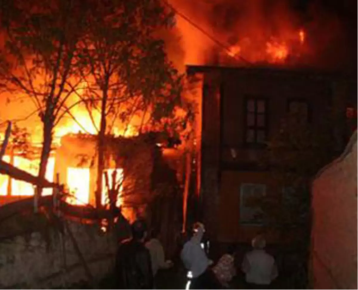 Tavşanlı\'daki Tarihi 2 Ev Alev Alev Yandı