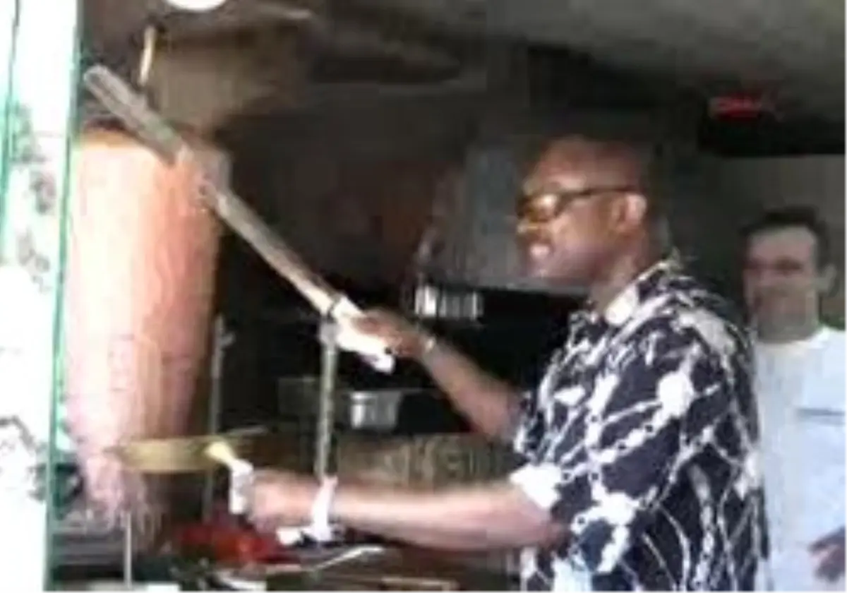 Bursa - Şarkıcı Soca Boy\'Un Bursa\'Da Döner Kebap Keyfi