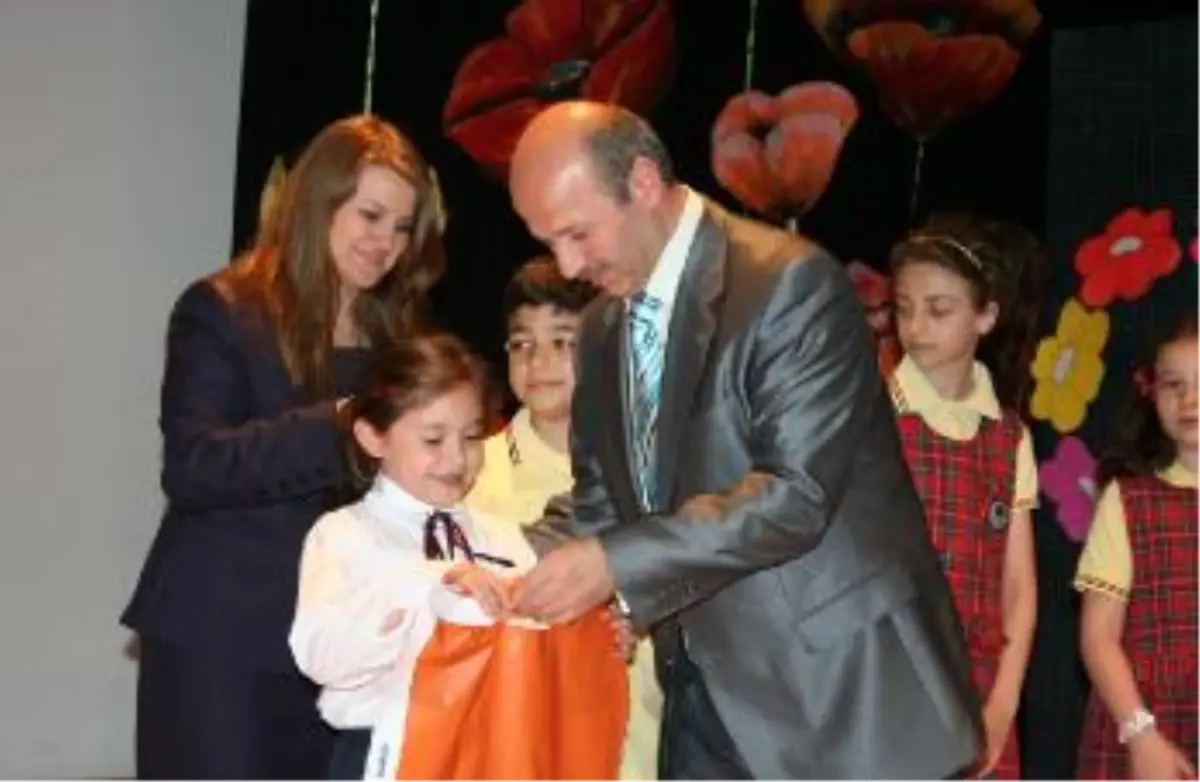 İhlas Koleji\'nden Anneler Günü\'nde Anlamlı Plaket