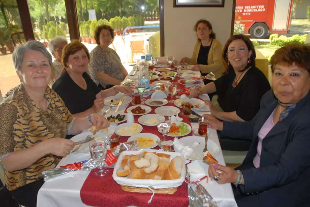 Manisa Belediyesi'nde Kadınlar Anneler Günü için bir araya geldi