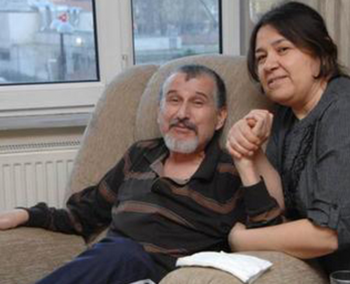 Serçe Parmağı ile Kitap Yazdı