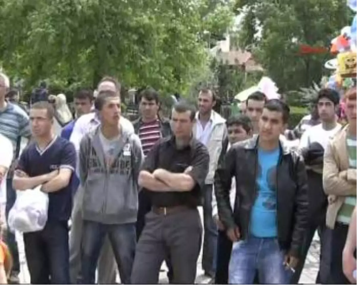 Komşu Kızına Çapkın Bakış