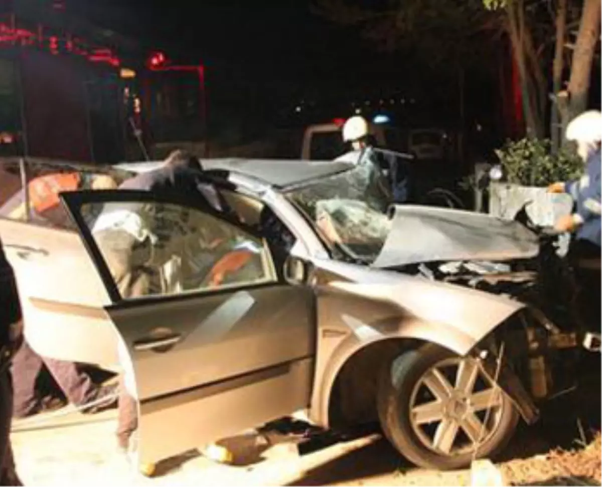 Otomobiliyle Ağaca Çarptı: 1 Ölü, 4 Yaralı